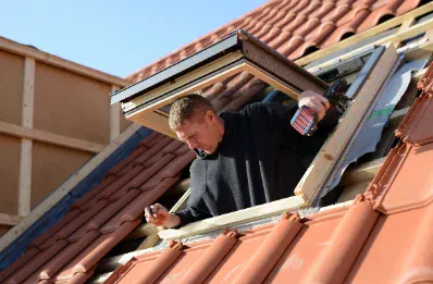 Pose de fenêtre de toit et velux par un couvreur à Fargues-Saint-Hilaire